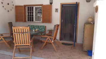 Chalet, 3 Bedrooms, Smoking, Balcony | Tempat makan luar