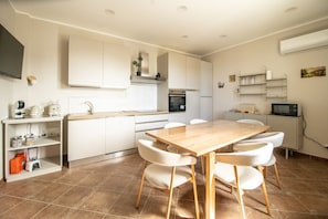 Frigorifero, microonde, forno, piano cottura