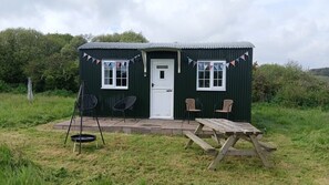 Cabin, 1 Bedroom, Balcony, Garden View | Outdoor dining - Dinky's Den, a Beautiful Tiny Home (Helston)