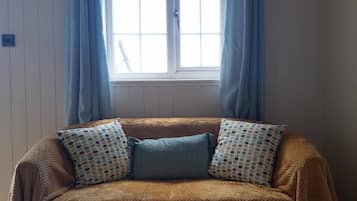 Cabin, 1 Bedroom, Balcony, Garden View | Living area