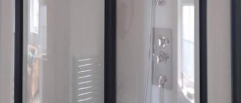 Chalet rustique, 1 chambre, balcon, vue sur le jardin | Salle de bain