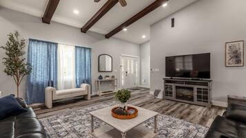 Smart TV y chimenea