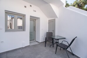 Outdoor dining - Naexon Vivlos Stone Escape Apartment with Shared Rooftop, Wi-Fi, and Air Conditioning (Βίβλος)