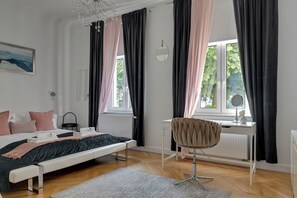 Deluxe-Apartment, 1 Schlafzimmer, Stadtblick, am Strand | Hochwertige Bettwaren, individuell dekoriert, Bügeleisen/Bügelbrett