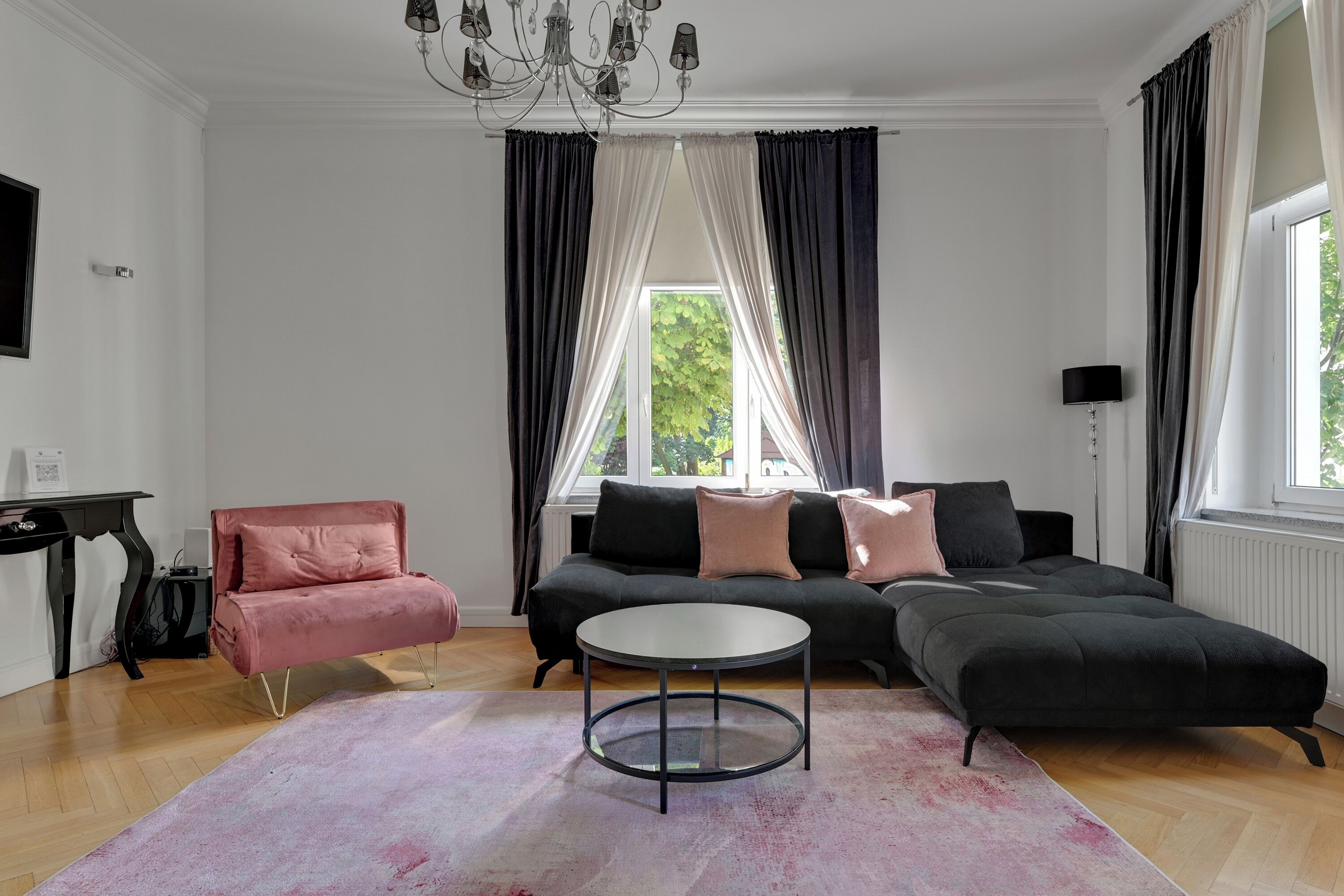 Leilighet – deluxe, 1 soverom, byutsikt, ved stranden | Oppholdsområde | En 40-tommers smart-TV med kabel-kanaler