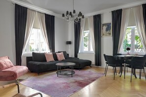 Appartamento Deluxe, 1 camera da letto, vista città, lato spiaggia | Biancheria da letto di alta qualità, con stile personalizzato
