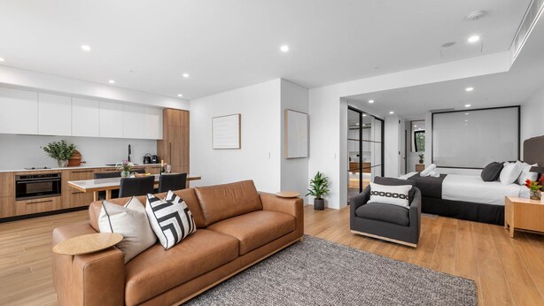 Eine moderne Wohnung mit Küche, Wohnzimmer und Schlafzimmer.
