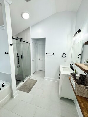 Dusche, Haartrockner, Toilettenpapier