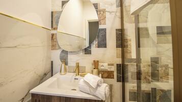 Apartment, Balcony, Sea View | Bathroom