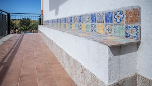 Una pared con azulejos de diversos diseños y colores.