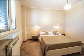 Appartamento, balcone, vista mare | Ferro/asse da stiro, Wi-Fi gratuito
