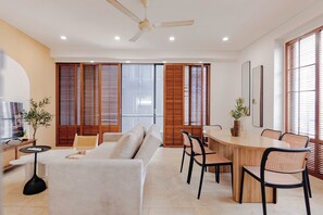 2 Bedroom Apartment Double & Twin Beds with City View | Área de estar