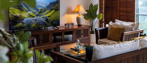 Deluxe 2-Bedroom Apartment with Two Double Beds & City View | Wohnbereich