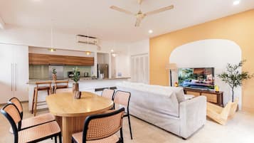 2 Bedroom Apartment Double & Twin Beds with City View | Ruokailu