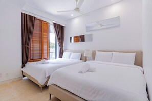 2 Bedroom Apartment Double & Twin Beds with City View | Escrivaninha, espaço de trabalho para notebook, cortinas blackout