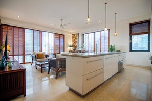 Deluxe 2-Bedroom Apartment with Two Double Beds & City View | Parte interna