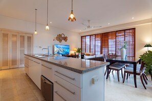 Deluxe 2-Bedroom Apartment with Two Double Beds & City View | Interiør