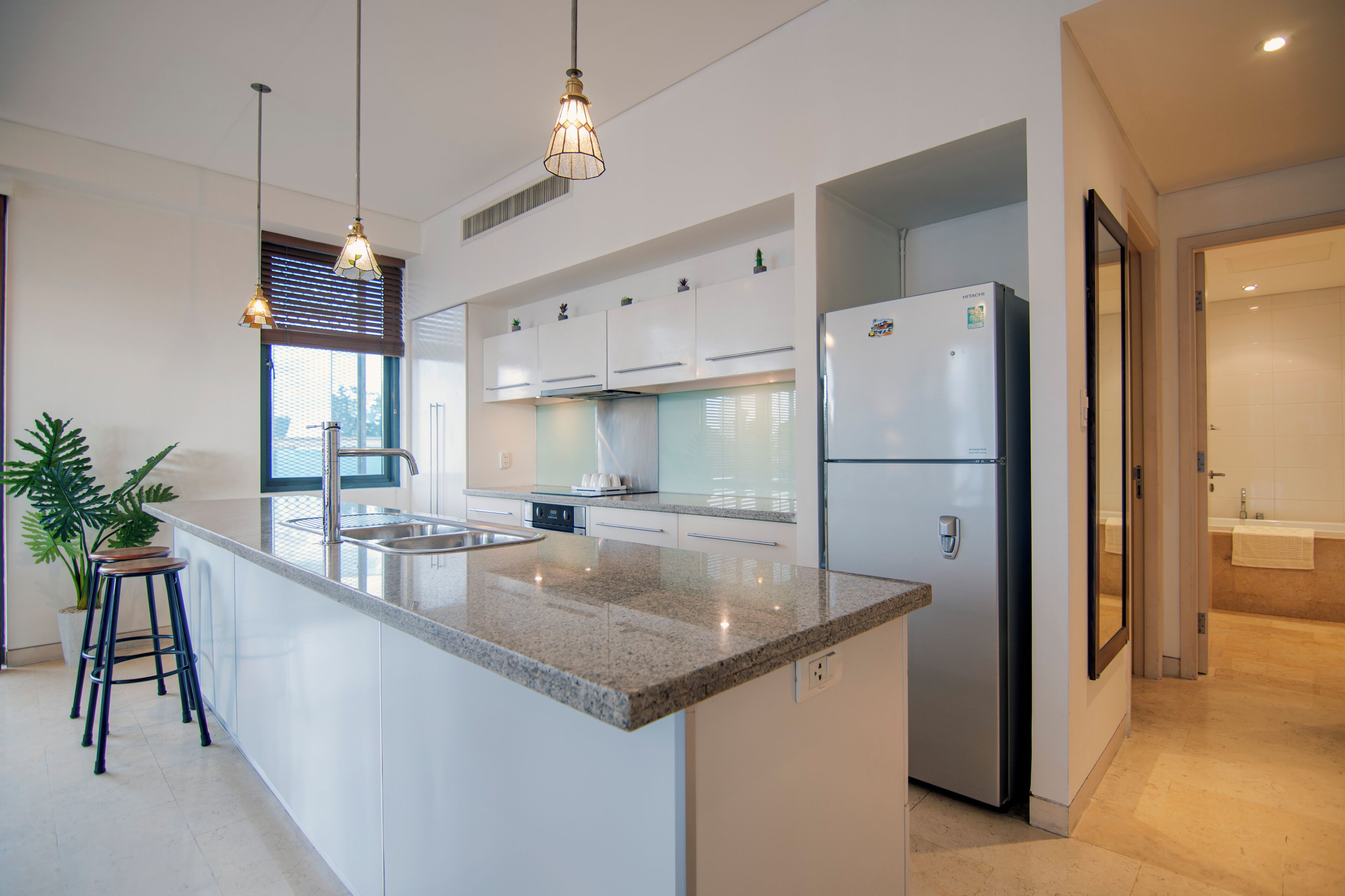 Deluxe 2-Bedroom Apartment with Two Double Beds & City View | Cozinha privada | Geladeira grande, micro-ondas