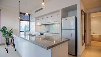 Deluxe 2-Bedroom Apartment with Two Double Beds & City View | Cocina privada | Refrigerador con congelador y microondas