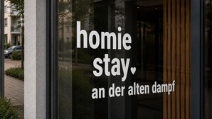 A hotel entrance with the sign 'homie stay' and the text 'an der alten dampf'. - homie stay an der alten dampf (Würzburg)