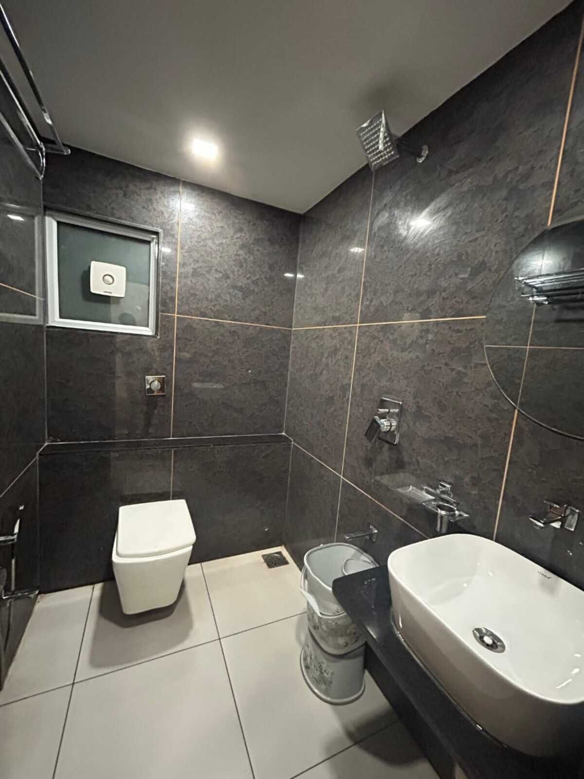 Deluxe driepersoonskamer | Badkamer | Handdoeken