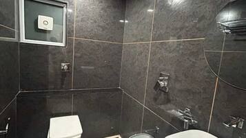 Deluxe driepersoonskamer | Badkamer | Handdoeken
