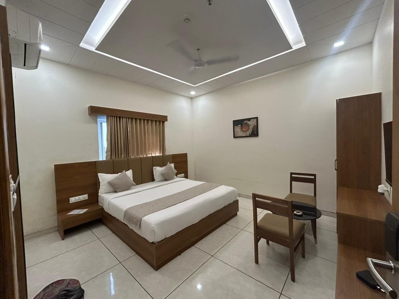 Deluxe Room | Desk, laptop workspace