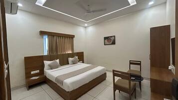 Deluxe Room | Desk, laptop workspace