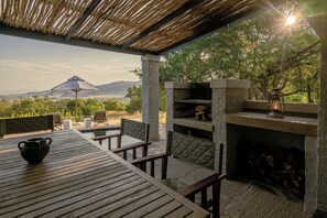 Outdoor dining - Hilltop House - Babanango Game Reserve (Babanango Game Reserve, Vryheid)