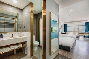 Comfort Quadruple Room, City View | Bathroom - Jinyuju High-altitude Scenic Hotel (Chengdu)