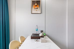 Comfort Quadruple Room, City View | Dining - Jinyuju High-altitude Scenic Hotel (Chengdu)