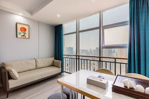 Comfort Quadruple Room, City View | Ruang tamu | Pencetak 
