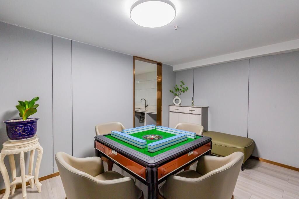 Une pièce avec une table préparée pour un jeu, un miroir, une plante et un lit.
