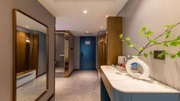 Classic Double Room, City View | Interior