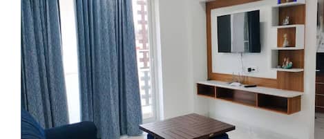 Deluxe Double Room | Living area | TV