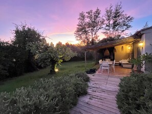 Outdoor dining - Vrbo Property (GASSIN)