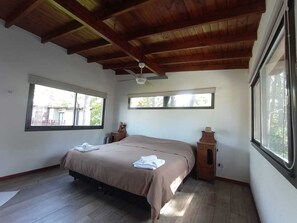 Cabaña, patio | Caja de seguridad en la habitación, cortinas blackout y wifi gratis 