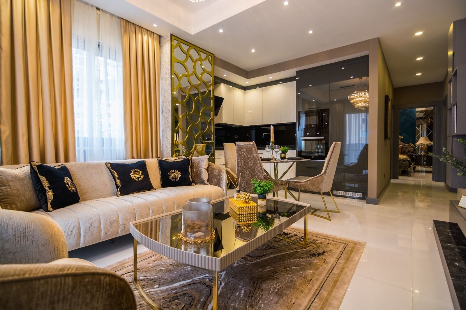 Design-Apartment, Balkon, Stadtblick | Wohnbereich | 100-Zoll-Smart-TV mit Kabelempfang, Netflix, DVD-Player