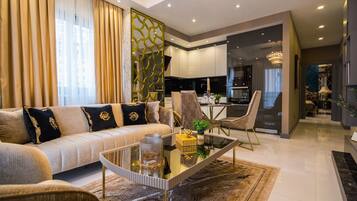 Design-Apartment, Balkon, Stadtblick | Wohnbereich | 100-Zoll-Smart-TV mit Kabelempfang, Netflix, DVD-Player