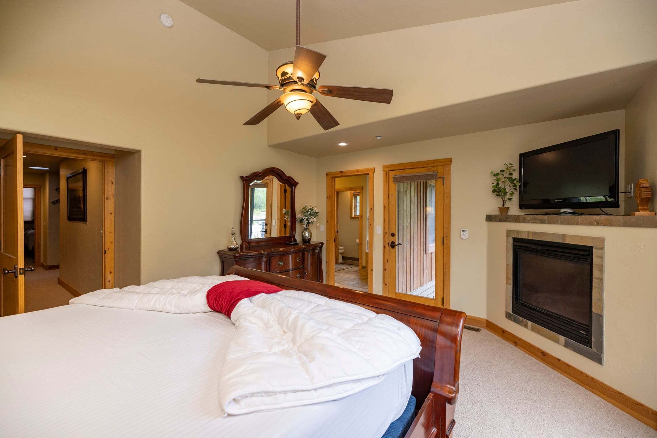 3 bedrooms, desk, iron/ironing board, WiFi (free)