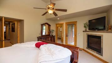 3 bedrooms, desk, iron/ironing board, WiFi (free)