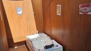 Jetted bathtub
