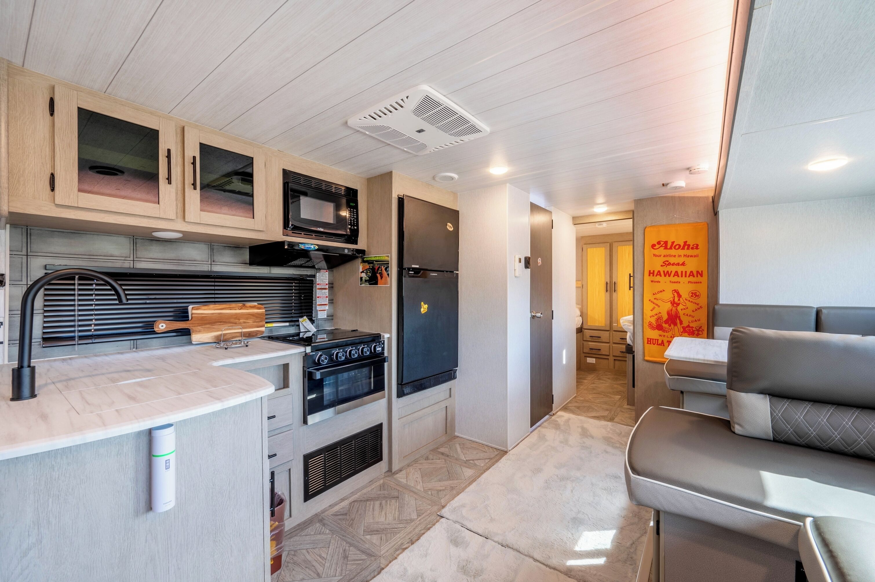 Private kitchen | Mini-fridge, microwave, stovetop, cookware/dishes/utensils