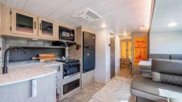 Private kitchen | Mini-fridge, microwave, stovetop, cookware/dishes/utensils