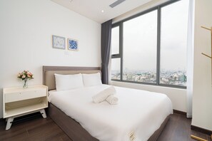 Apartment, 2 Schlafzimmer, Stadtblick (2 Bedroom Apartment With City View) | Schreibtisch, laptopgeeigneter Arbeitsplatz, Verdunkelungsvorhänge