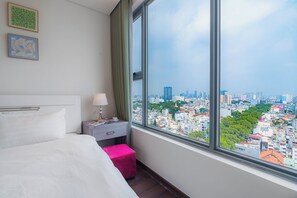 Apartamento, 3 quartos, vista para a cidade (3 Bedroom Apartment With City View) | Escrivaninha, espaço de trabalho para notebook, cortinas blackout