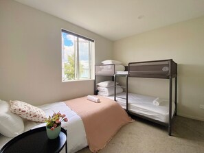 Desk, iron/ironing board, travel crib, free WiFi - Ocean view Designer Standalone Villa with Big Deck (Auckland)
