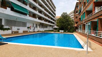 Piscina | Una piscina al aire libre de temporada