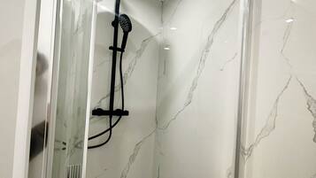 Basic Studio | Bathroom