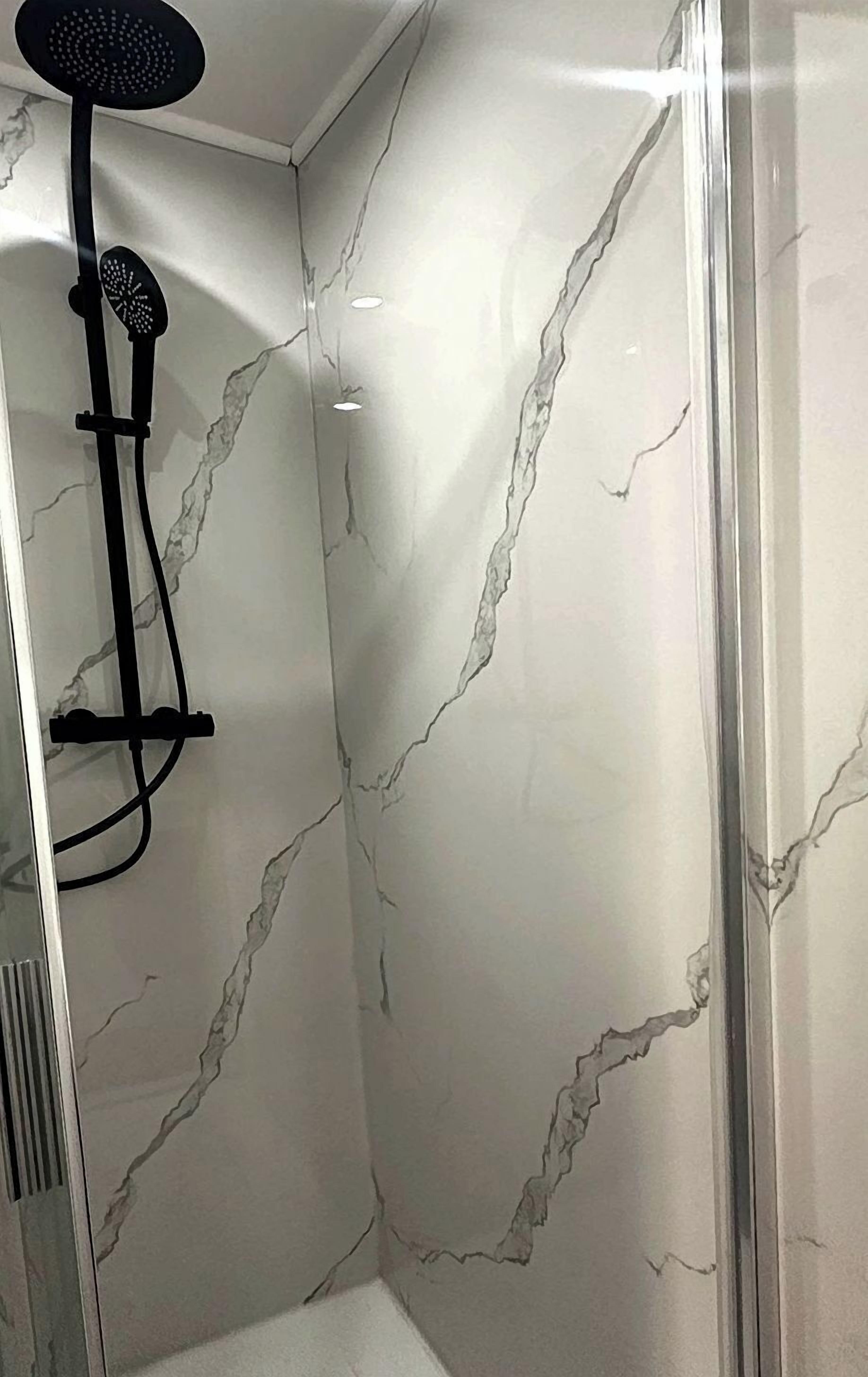 Eenvoudige studio | Badkamer | Een douche, gratis toiletartikelen, een haardroger, handdoeken